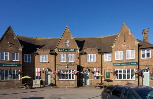 Henlow Hotel | Comfortable Bird In Hand with Breakfast & Accessibility