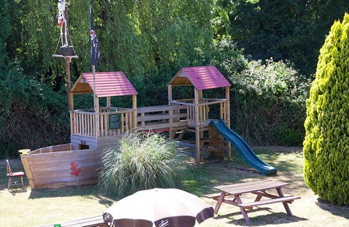 Henlow Hotel | Comfortable Bird In Hand with Breakfast & Accessibility