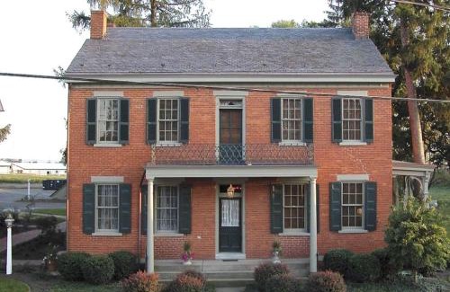 Bird In Hand Bed & Breakfast | Elegant Retreat at Bird-in-Hand Village Inn & Suites