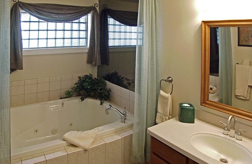 Bird In Hand Bed & Breakfast | Discover Bird In Hand Village Inn & Suites with Spa and Pool