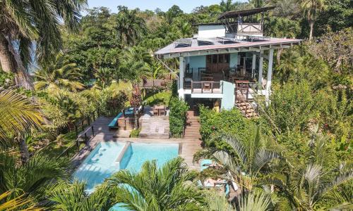 Bocas del Toro Hotel | Relax at Bird Island Bungalows with Oceanfront Views
