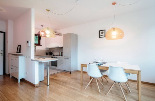 Como Apartment | Bird's Eye View: Enjoy Breakfast in a Family-Friendly Escape