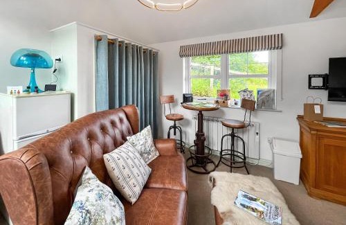 Castle Douglas House | Pet and Child Friendly Retreat at Birds Nest Hotel