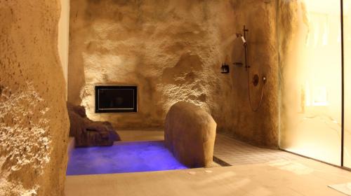 Beitun District Hotel | Comfort at Birdman Motel: Breakfast & Hot Tub Included