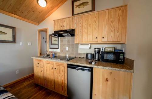 Sperry Cottage | Pet-Friendly Studio with Lake View at Skiatook Cove