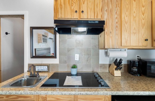 Sperry Cottage | Pet-Friendly Studio with Lake View at Skiatook Cove