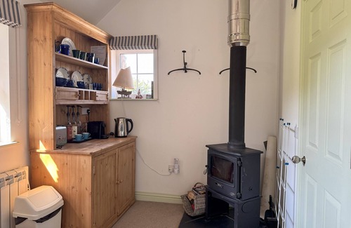Castle Douglas Cottage | Cozy Birds Nest Cottage - Pet-Friendly Retreat for 2