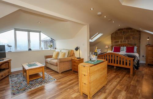 Matlock Apartment | Birds Nest: Romantic Getaway with Breathtaking Views