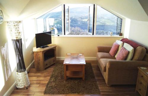 Matlock Apartment | Birds Nest: Romantic Getaway with Breathtaking Views