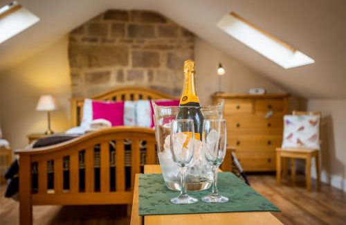 Matlock Apartment | Birds Nest: Romantic Getaway with Breathtaking Views