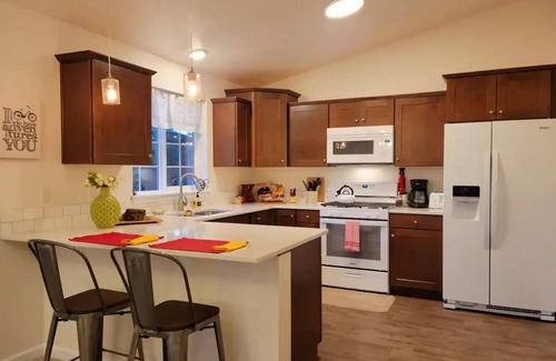 Redmond House | Prime Birdsnest Rest: Walk to Dining & Breweries in Redmond