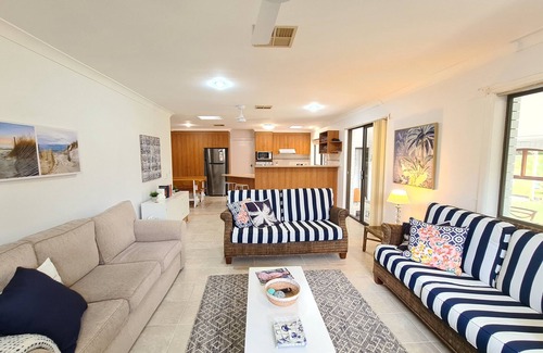 Woolgoolga House | Birdsong: Family-Friendly Hotel with Perfect 10 Rating