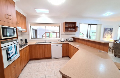 Woolgoolga House | Birdsong: Family-Friendly Hotel with Perfect 10 Rating
