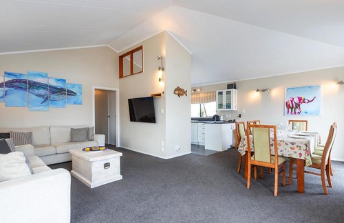 Omaha House | Birdsong - Family-Friendly Omaha Holiday Home Awaits You