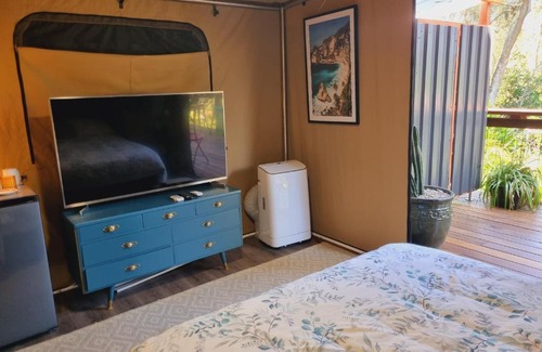 Brisbane Waterfront Bed & Breakfast | Oceanfront Birdsong Retreat: Relax by the Pool on Lamb Island