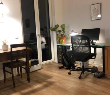 Neukoelln Apartment | Discover Birdsong Temple: Family-Friendly Retreat Awaits