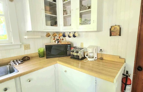 Dundee Cottage | Birdwatcher's Paradise: Rated 10/10 with Ocean Views