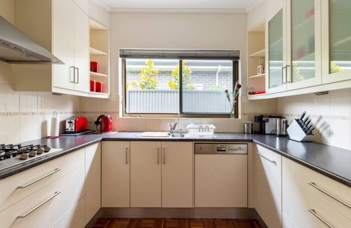 Manningham Villa | Inviting Birkinshaw Villa with Breakfast & Family Amenities