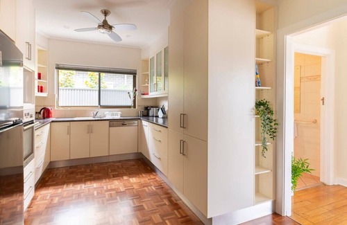 Manningham Villa | Inviting Birkinshaw Villa with Breakfast & Family Amenities