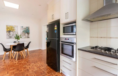 Manningham Villa | Inviting Birkinshaw Villa with Breakfast & Family Amenities