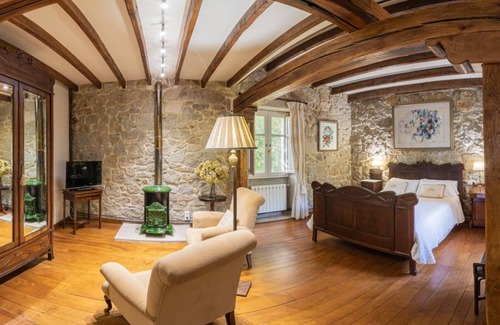 Puebla del Caraminal Bed & Breakfast | Bisavoa: Unique Suite with Antique Furnishings and Pool