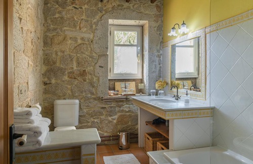 Puebla del Caraminal Bed & Breakfast | Bisavoa: Unique Suite with Antique Furnishings and Pool