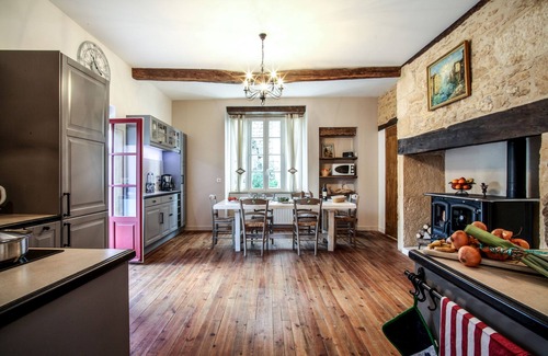 Montfort Apartment | Pet-Friendly BISE: Oceanfront Stay with Spa & Breakfast