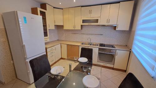 Pitve Apartment | Cozy Apartman Biserka: Pet-Friendly with Hot Tub & Kitchen