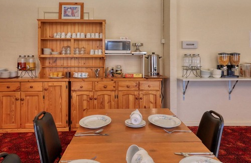 Narrandera Hotel | Discover Bishops Lodge Narrandera with Pool & Family-Friendly Amenities