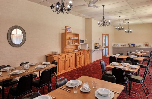 Narrandera Hotel | Discover Bishops Lodge Narrandera with Pool & Family-Friendly Amenities