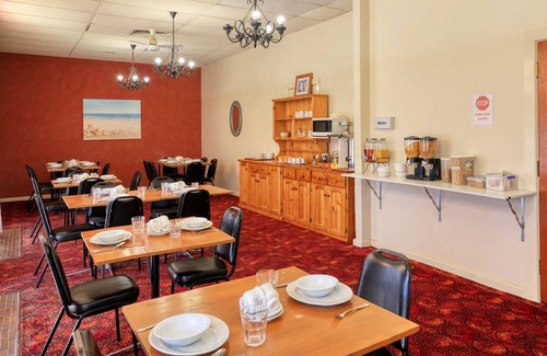 Narrandera Hotel | Discover Bishops Lodge Narrandera with Pool & Family-Friendly Amenities