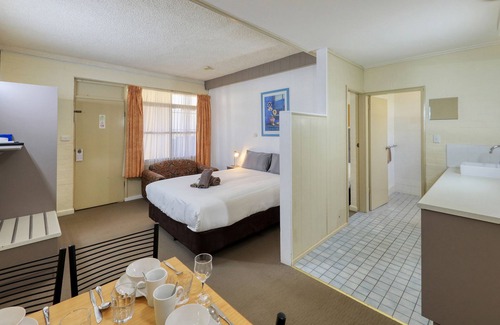 Narrandera Hotel | Discover Bishops Lodge Narrandera with Pool & Family-Friendly Amenities