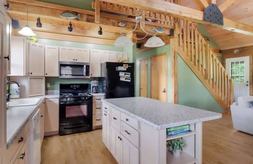 Beulah House | Relax at Bison Acres: Near Crystal Mt with Hot Tub & Pool