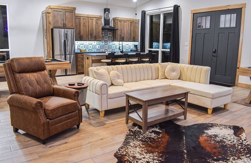 Purcell House | Bison Cabin with Hot Tub, Air Hockey & Pool Table, South of Norman