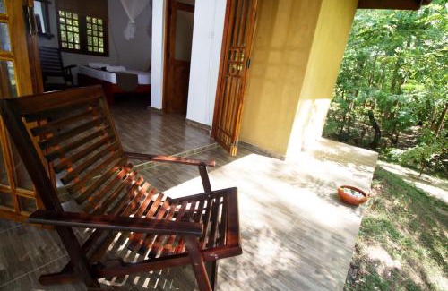 Palugaswewa Cabin | Discover Bissa Villa: Oceanfront Pool with High Ratings