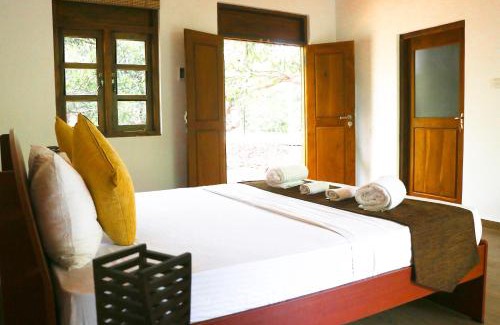 Palugaswewa Cabin | Discover Bissa Villa: Oceanfront Pool with High Ratings