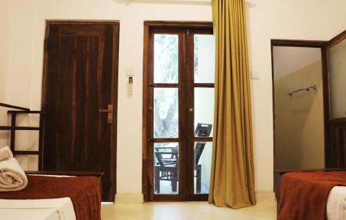 Palugaswewa Cabin | Discover Bissa Villa: Oceanfront Pool with High Ratings