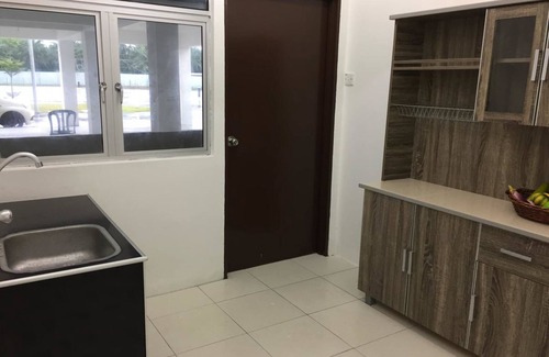 Parit Raja Apartment | Cozy Bistari Homestay with Breakfast & Kitchen Amenities