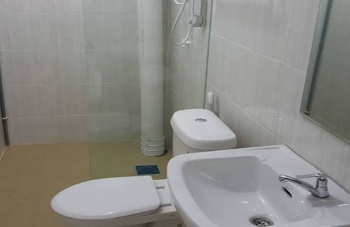 Parit Raja Apartment | Cozy Bistari Homestay with Breakfast & Kitchen Amenities