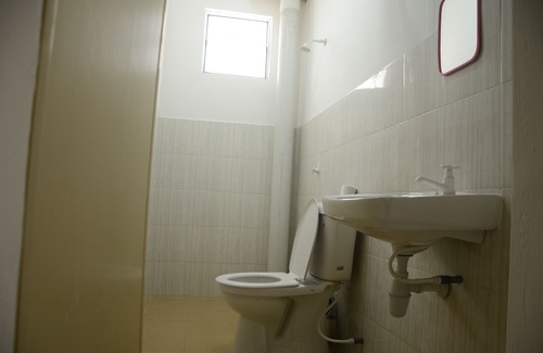 Parit Raja Apartment | Cozy Bistari Homestay with Breakfast & Kitchen Amenities
