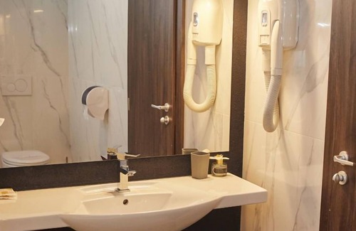 Bistrita Hotel | Welcoming Bistrita: Family-Friendly Stay with Dining Options