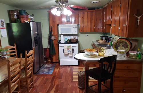 Bruin House | Guest Rated 9.8: Bit O' Time Vintage Retreat at the Lake