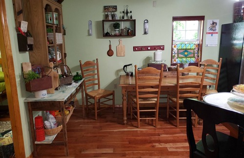 Bruin House | Guest Rated 9.8: Bit O' Time Vintage Retreat at the Lake