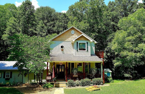 Bruin House | Guest Rated 9.8: Bit O' Time Vintage Retreat at the Lake