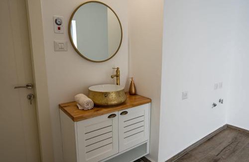 Masade Apartment | Inviting Bitra Hermon Suites: Pet-Friendly with Hot Tub