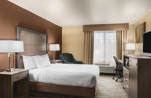 Hamilton Hotel | Bitterroot River Inn: Top-Rated Getaway with Spa & Pool