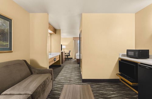 Hamilton Hotel | Bitterroot River Inn: Top-Rated Getaway with Spa & Pool