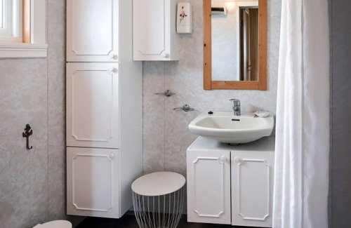 Vinnes House | Pet-Friendly Retreat at Bjørkeneset with Spa & Breakfast