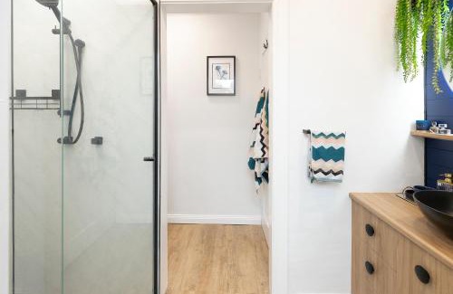 Forster Apartment | Relax at BJ Mick's Lakefront Apartment - 4-Star Getaway