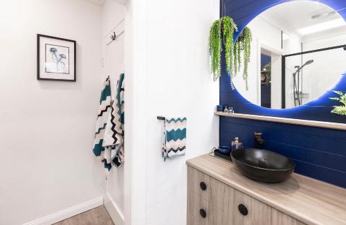 Forster Apartment | Relax at BJ Mick's Lakefront Apartment - 4-Star Getaway